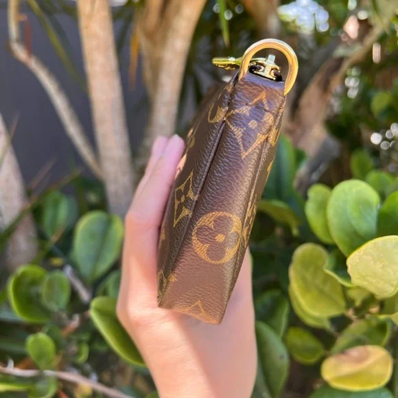 Louis Vuitton Pouch Monogram - Picture 5 of 16